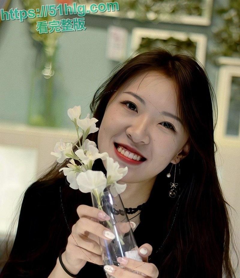 【四川成都】高颜值风骚人妻挑战1V8 三洞齐开多人激战场面十分壮观 8大猛男竟无人能让骚逼高潮 震惊众人  第3张