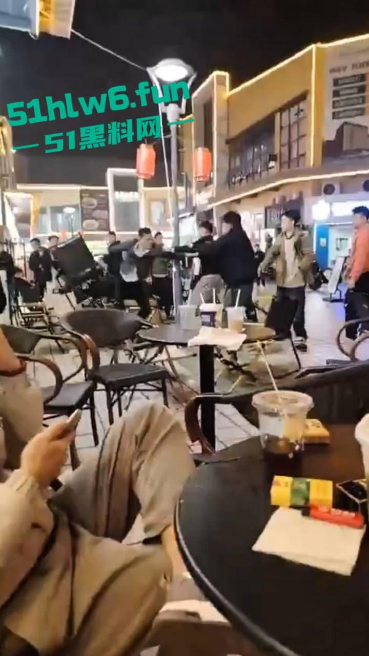 浙江义乌尚尚电竞酒店旁奶茶店门外发生乱斗,一男子见色起义撩骚美女被其男友发现带朋友群殴暴揍。 第1张 浙江义乌尚尚电竞酒店旁奶茶店门外发生乱斗,一男子见色起义撩骚美女被其男友发现带朋友群殴暴揍。 第1张