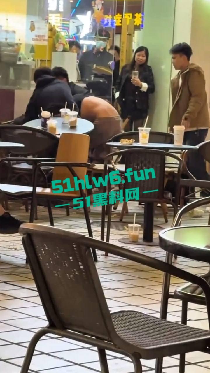 浙江义乌尚尚电竞酒店旁奶茶店门外发生乱斗,一男子见色起义撩骚美女被其男友发现带朋友群殴暴揍。 第2张 浙江义乌尚尚电竞酒店旁奶茶店门外发生乱斗,一男子见色起义撩骚美女被其男友发现带朋友群殴暴揍。 第2张