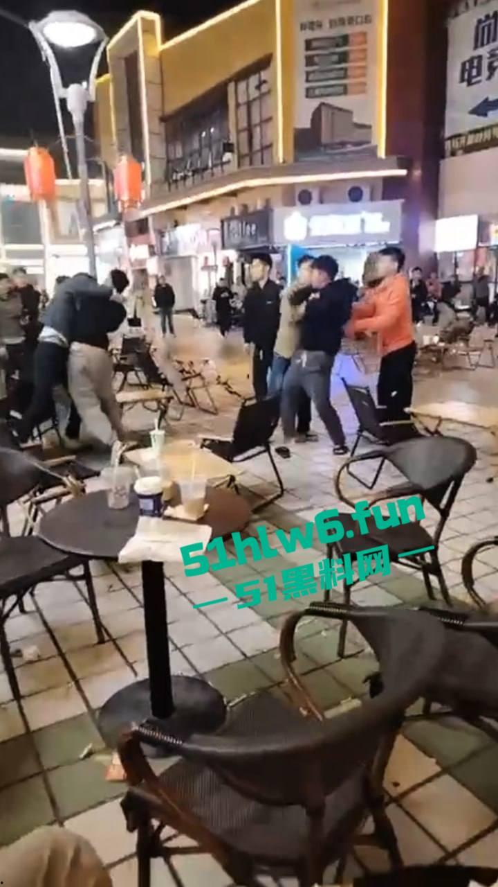 浙江义乌尚尚电竞酒店旁奶茶店门外发生乱斗,一男子见色起义撩骚美女被其男友发现带朋友群殴暴揍。 第3张 浙江义乌尚尚电竞酒店旁奶茶店门外发生乱斗,一男子见色起义撩骚美女被其男友发现带朋友群殴暴揍。 第3张