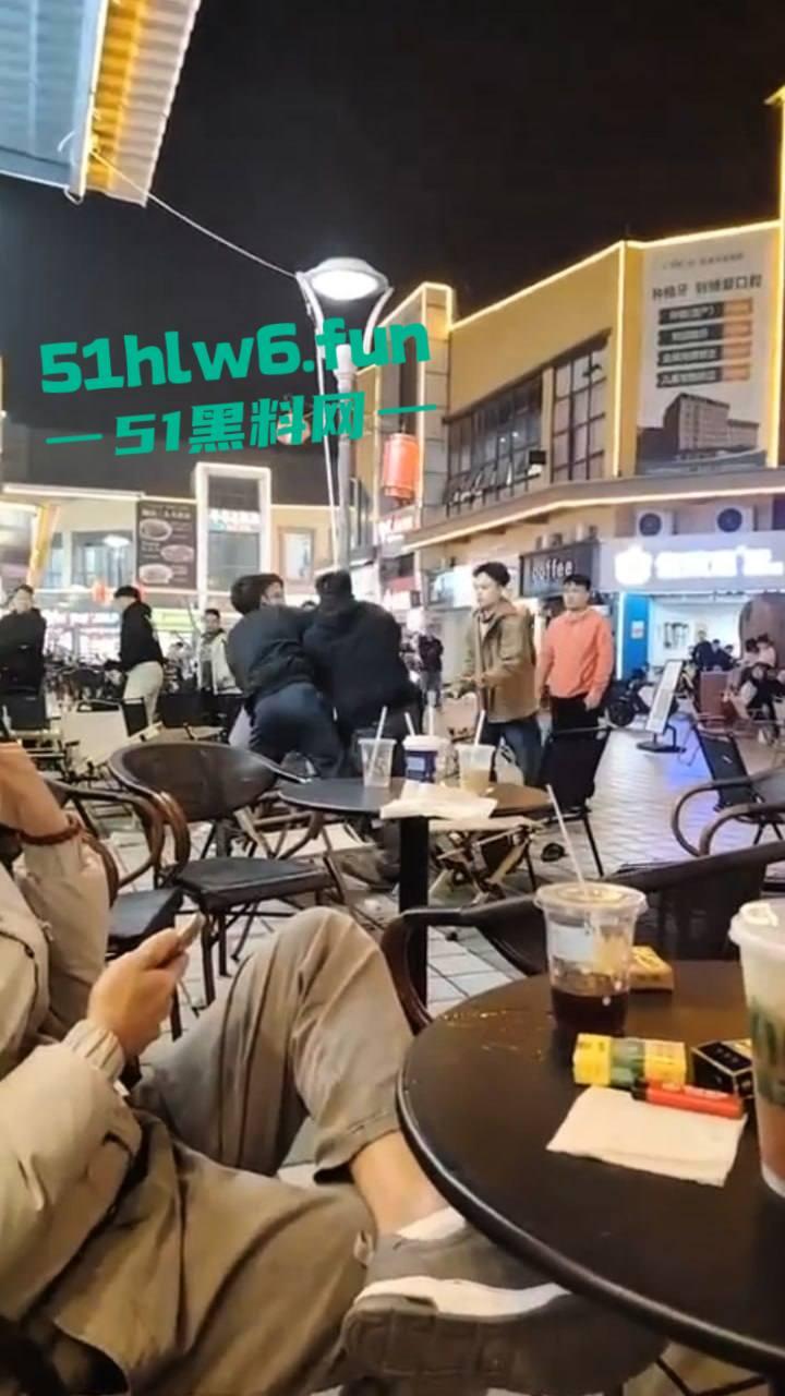 浙江义乌尚尚电竞酒店旁奶茶店门外发生乱斗,一男子见色起义撩骚美女被其男友发现带朋友群殴暴揍。 第4张 浙江义乌尚尚电竞酒店旁奶茶店门外发生乱斗,一男子见色起义撩骚美女被其男友发现带朋友群殴暴揍。 第4张