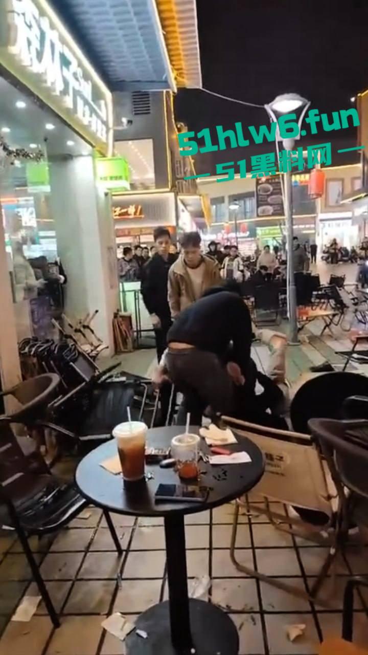 浙江义乌尚尚电竞酒店旁奶茶店门外发生乱斗,一男子见色起义撩骚美女被其男友发现带朋友群殴暴揍。 第5张 浙江义乌尚尚电竞酒店旁奶茶店门外发生乱斗,一男子见色起义撩骚美女被其男友发现带朋友群殴暴揍。 第5张