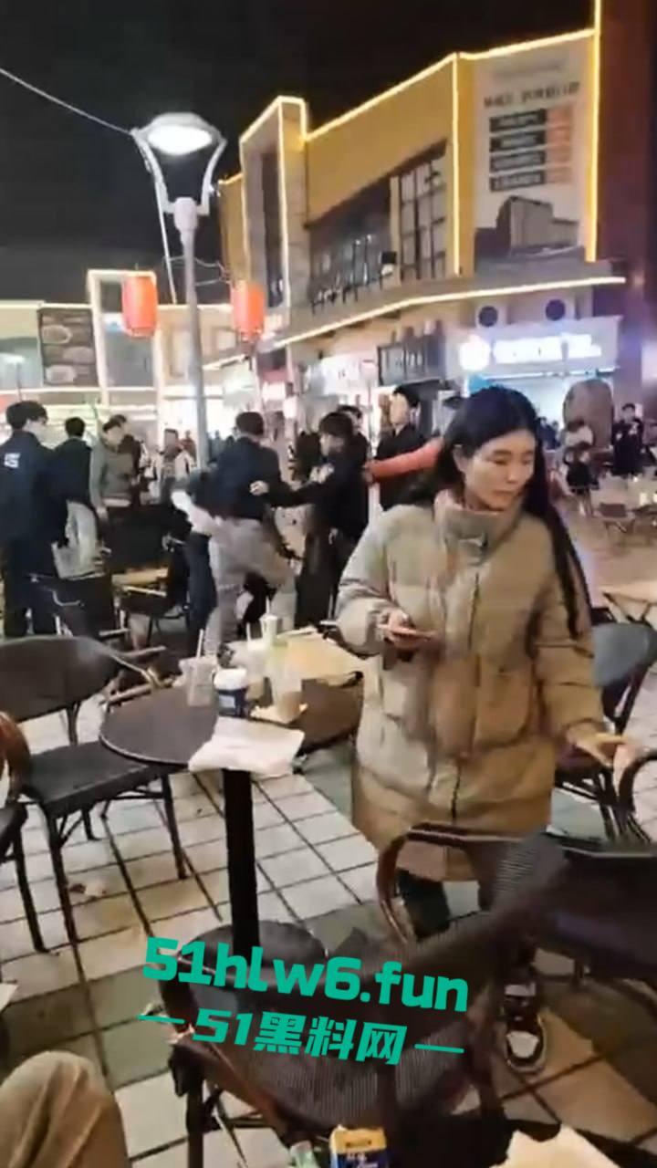 浙江义乌尚尚电竞酒店旁奶茶店门外发生乱斗,一男子见色起义撩骚美女被其男友发现带朋友群殴暴揍。 第6张 浙江义乌尚尚电竞酒店旁奶茶店门外发生乱斗,一男子见色起义撩骚美女被其男友发现带朋友群殴暴揍。 第6张