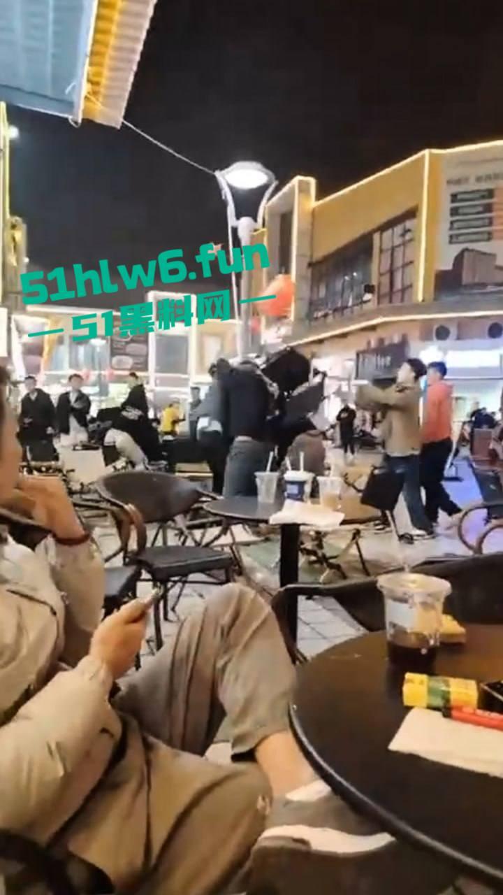 浙江义乌尚尚电竞酒店旁奶茶店门外发生乱斗,一男子见色起义撩骚美女被其男友发现带朋友群殴暴揍。 第7张 浙江义乌尚尚电竞酒店旁奶茶店门外发生乱斗,一男子见色起义撩骚美女被其男友发现带朋友群殴暴揍。 第7张