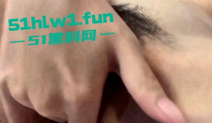 快手反差嫩妹主播【左嫡】身材纤细的大奶女神 和土豪1v1裸聊 展示细腰翘乳秀完美身材  第1张