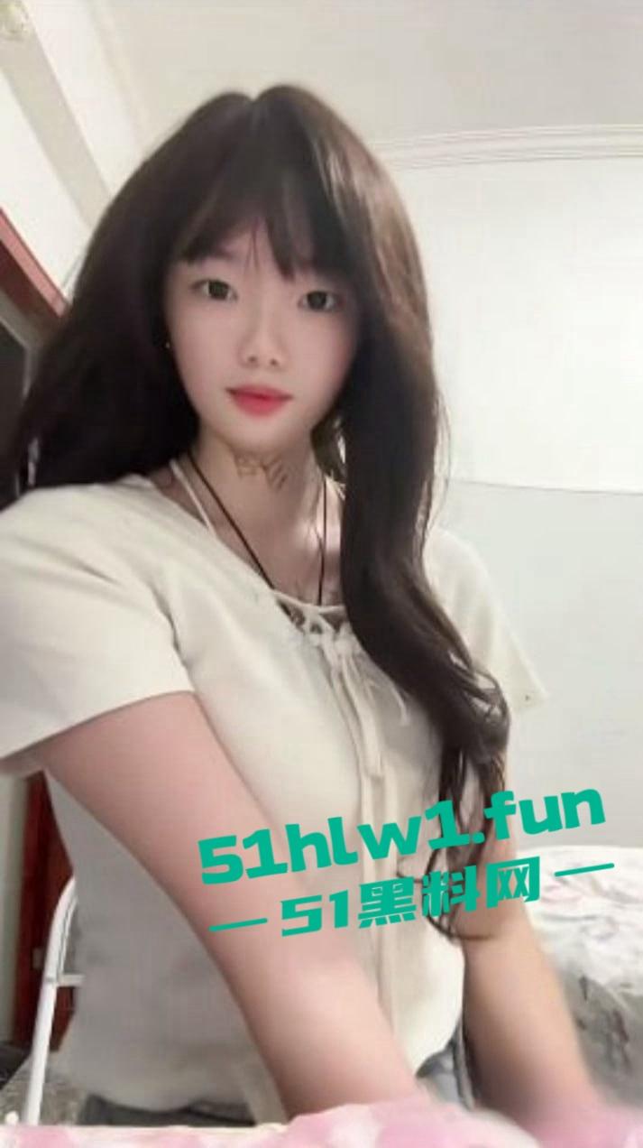 快手反差嫩妹主播【左嫡】身材纤细的大奶女神 和土豪1v1裸聊 展示细腰翘乳秀完美身材  第8张