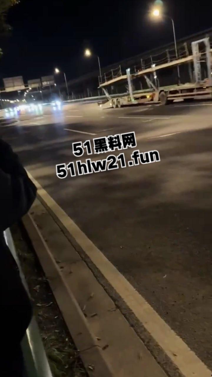 上海3人搭顺风车去江苏,半路竟被司机恶意加价,拒绝司机加价后竟被丢在高速上司机称钱没到位! 第2张 上海3人搭顺风车去江苏,半路竟被司机恶意加价,拒绝司机加价后竟被丢在高速上司机称钱没到位! 第2张