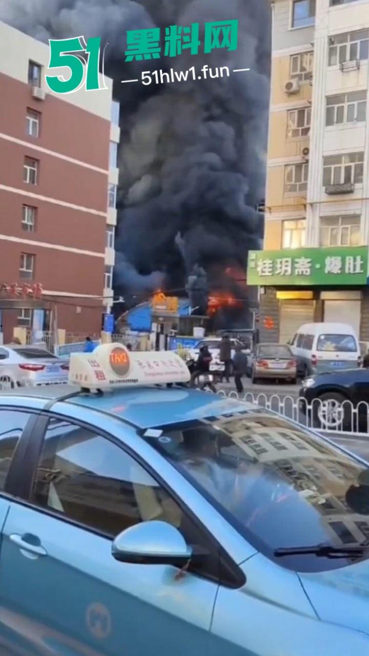 河北张家口突发火灾【力广菜市场】发生特大火情,目前已致8死15伤现场画面流出 这也太惨了。 第2张 河北张家口突发火灾【力广菜市场】发生特大火情,目前已致8死15伤现场画面流出 这也太惨了。 第2张