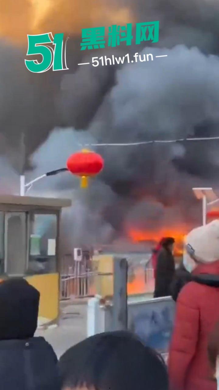 河北张家口突发火灾【力广菜市场】发生特大火情，目前已致8死15伤现场画面流出 这也太惨了。  第3张