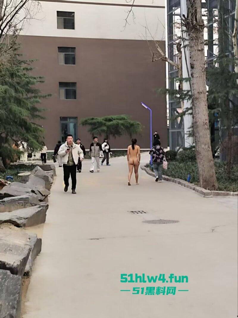 河北一小区路边惊现裸奔女,一丝不挂露奶露逼勇气可嘉,真实小母狗出来执行主人的任务。 第2张 河北一小区路边惊现裸奔女,一丝不挂露奶露逼勇气可嘉,真实小母狗出来执行主人的任务。 第2张