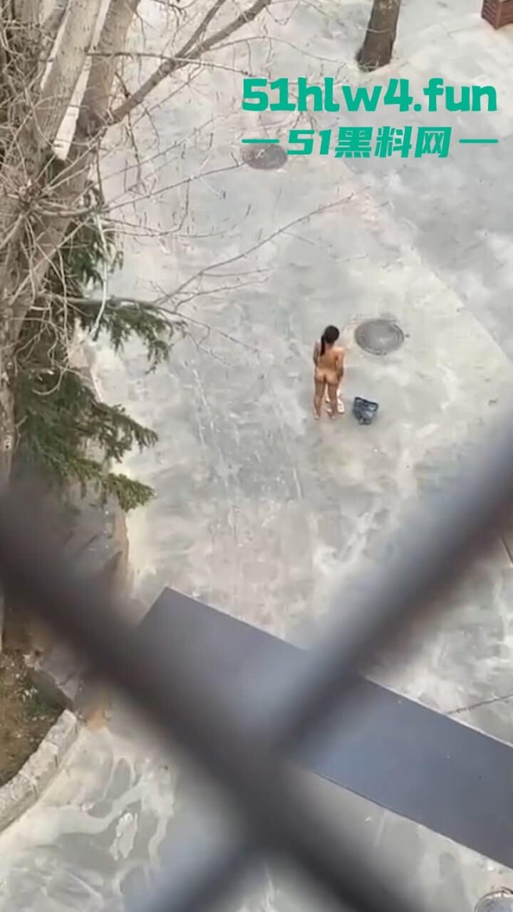 河北一小区路边惊现裸奔女,一丝不挂露奶露逼勇气可嘉,真实小母狗出来执行主人的任务。 第3张 河北一小区路边惊现裸奔女,一丝不挂露奶露逼勇气可嘉,真实小母狗出来执行主人的任务。 第3张