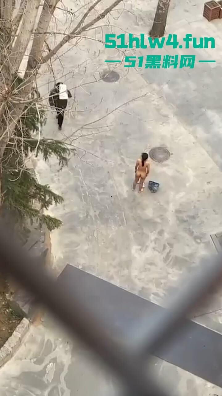 河北一小区路边惊现裸奔女,一丝不挂露奶露逼勇气可嘉,真实小母狗出来执行主人的任务。 第4张 河北一小区路边惊现裸奔女,一丝不挂露奶露逼勇气可嘉,真实小母狗出来执行主人的任务。 第4张