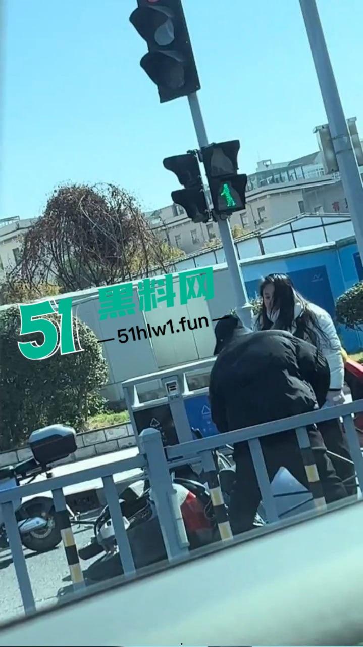 宁波街头闹剧吵架吵到电瓶车上,宁波一对男女疯鞭打电瓶车 这是吵架还是电瓶车得罪了谁? 第1张 宁波街头闹剧吵架吵到电瓶车上,宁波一对男女疯鞭打电瓶车 这是吵架还是电瓶车得罪了谁? 第1张