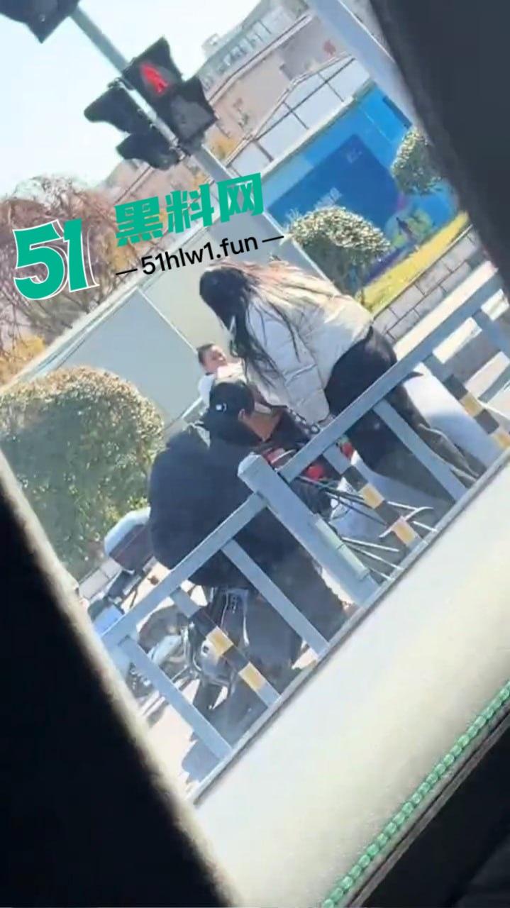 宁波街头闹剧吵架吵到电瓶车上,宁波一对男女疯鞭打电瓶车 这是吵架还是电瓶车得罪了谁? 第2张 宁波街头闹剧吵架吵到电瓶车上,宁波一对男女疯鞭打电瓶车 这是吵架还是电瓶车得罪了谁? 第2张