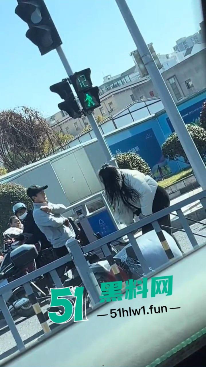 宁波街头闹剧吵架吵到电瓶车上,宁波一对男女疯鞭打电瓶车 这是吵架还是电瓶车得罪了谁? 第3张 宁波街头闹剧吵架吵到电瓶车上,宁波一对男女疯鞭打电瓶车 这是吵架还是电瓶车得罪了谁? 第3张