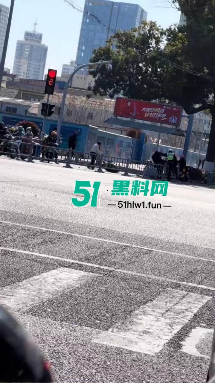 宁波街头闹剧吵架吵到电瓶车上,宁波一对男女疯鞭打电瓶车 这是吵架还是电瓶车得罪了谁? 第4张 宁波街头闹剧吵架吵到电瓶车上,宁波一对男女疯鞭打电瓶车 这是吵架还是电瓶车得罪了谁? 第4张