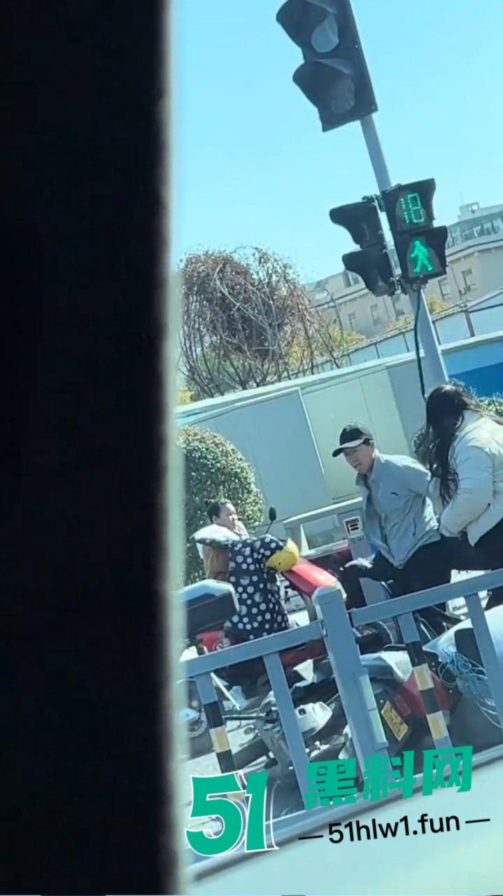 宁波街头闹剧吵架吵到电瓶车上,宁波一对男女疯鞭打电瓶车 这是吵架还是电瓶车得罪了谁? 第5张 宁波街头闹剧吵架吵到电瓶车上,宁波一对男女疯鞭打电瓶车 这是吵架还是电瓶车得罪了谁? 第5张