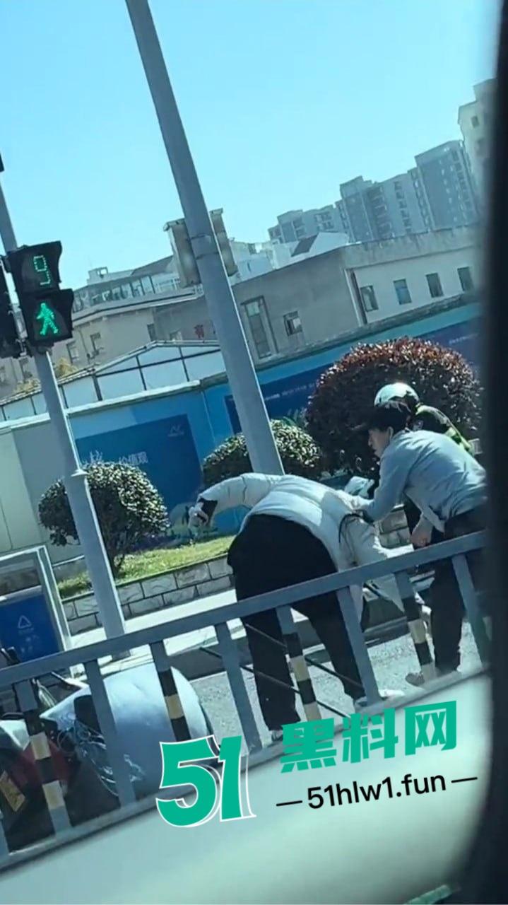 宁波街头闹剧吵架吵到电瓶车上,宁波一对男女疯鞭打电瓶车 这是吵架还是电瓶车得罪了谁? 第6张 宁波街头闹剧吵架吵到电瓶车上,宁波一对男女疯鞭打电瓶车 这是吵架还是电瓶车得罪了谁? 第6张