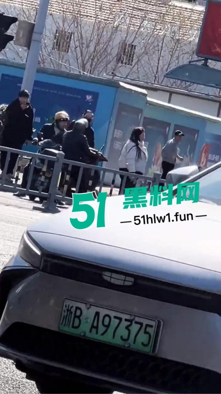 宁波街头闹剧吵架吵到电瓶车上,宁波一对男女疯鞭打电瓶车 这是吵架还是电瓶车得罪了谁? 第7张 宁波街头闹剧吵架吵到电瓶车上,宁波一对男女疯鞭打电瓶车 这是吵架还是电瓶车得罪了谁? 第7张