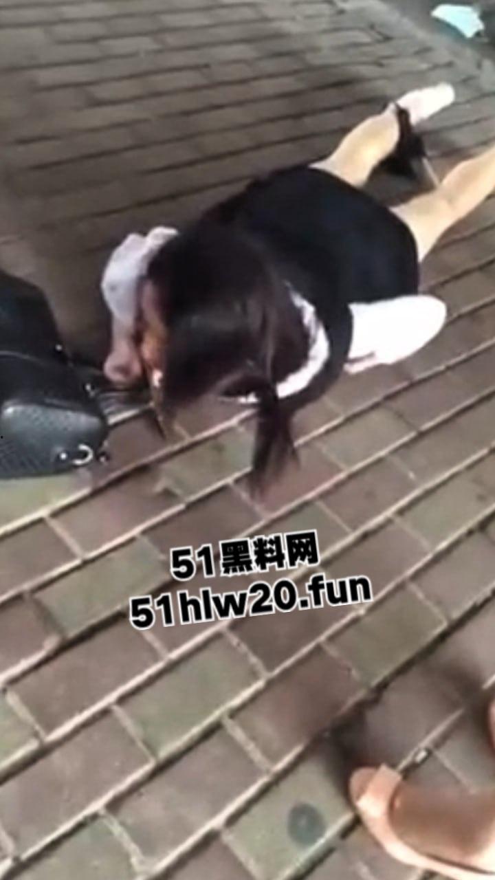 浙江街头捉奸现场,女子带家里弟弟和哥哥一起围堵小三当街扒光殴打,目前打人者已经被刑拘。 第2张 浙江街头捉奸现场,女子带家里弟弟和哥哥一起围堵小三当街扒光殴打,目前打人者已经被刑拘。 第2张