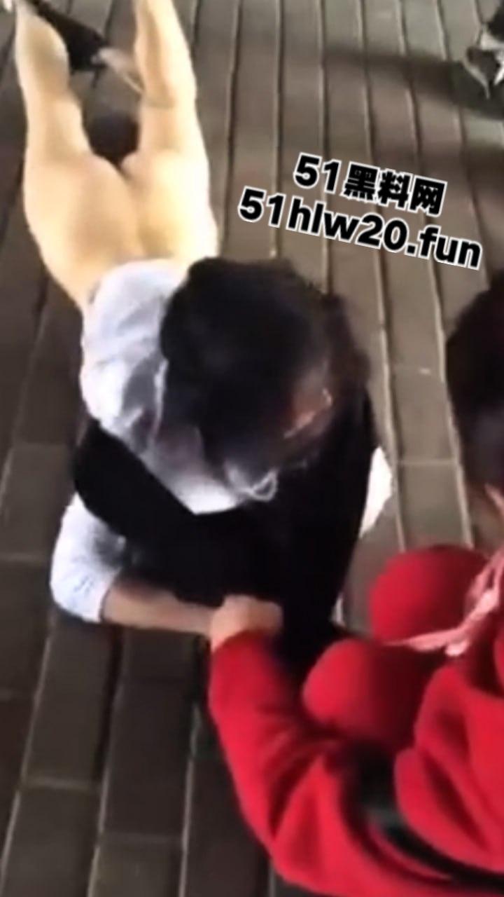 浙江街头捉奸现场,女子带家里弟弟和哥哥一起围堵小三当街扒光殴打,目前打人者已经被刑拘。 第3张 浙江街头捉奸现场,女子带家里弟弟和哥哥一起围堵小三当街扒光殴打,目前打人者已经被刑拘。 第3张