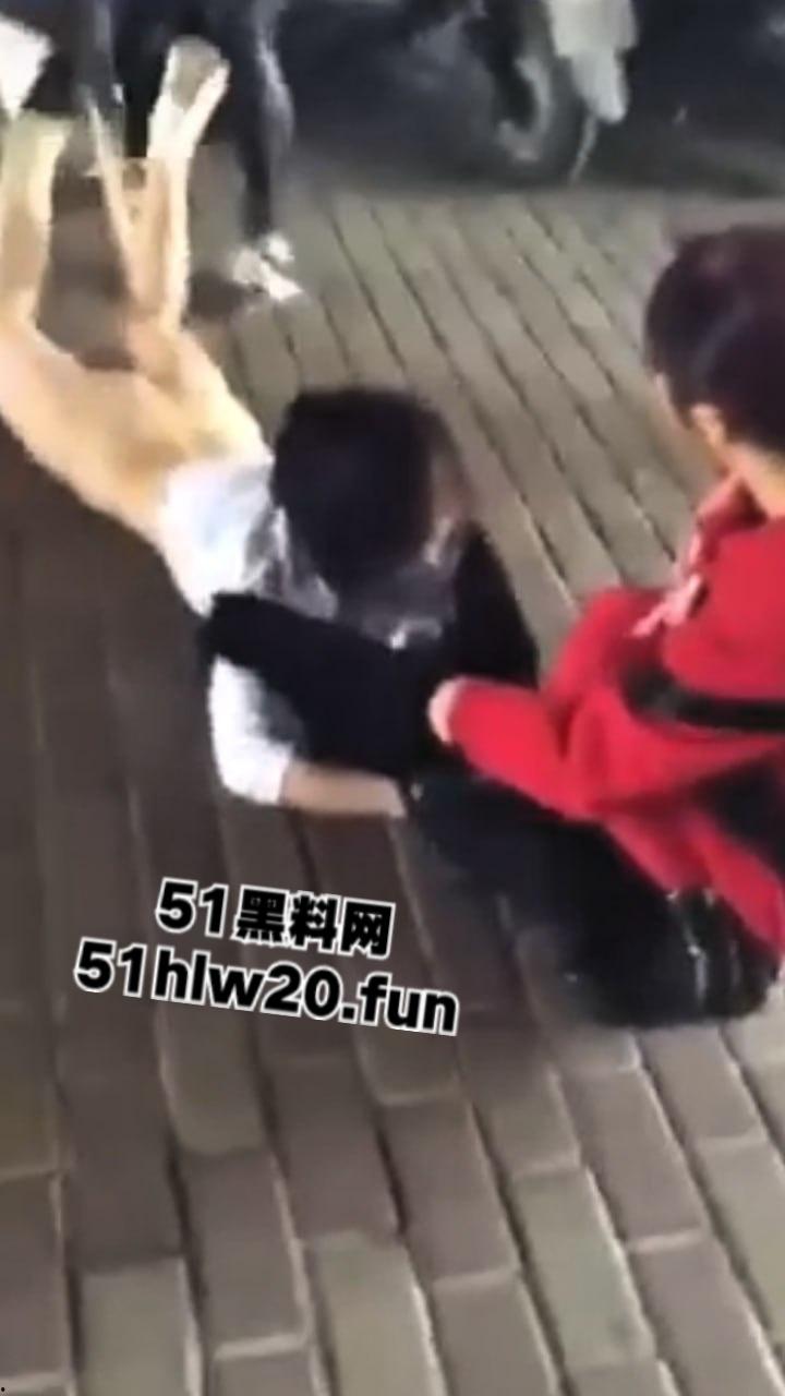 浙江街头捉奸现场,女子带家里弟弟和哥哥一起围堵小三当街扒光殴打,目前打人者已经被刑拘。 第7张 浙江街头捉奸现场,女子带家里弟弟和哥哥一起围堵小三当街扒光殴打,目前打人者已经被刑拘。 第7张