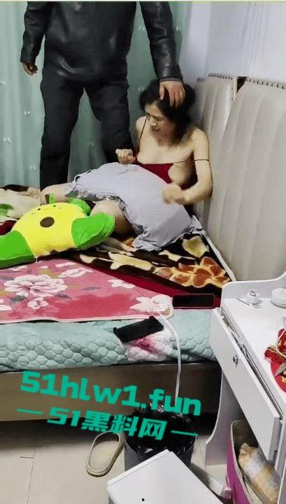 辽宁长腿骚妇偷情,和奸夫在家激情啪啪,被老公带人潜伏,冲入屋内现场逮住,这骚妻的身材很赞啊。 第3张 辽宁长腿骚妇偷情,和奸夫在家激情啪啪,被老公带人潜伏,冲入屋内现场逮住,这骚妻的身材很赞啊。 第3张