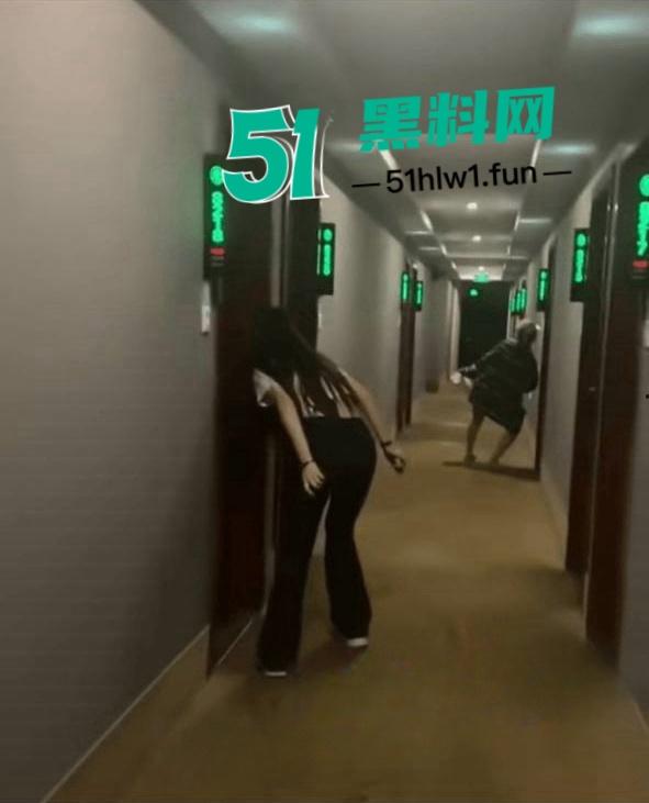 闺蜜一起住酒店惊现隔壁男女在床上打架，一直在叫爸爸求饶屁股打的啪啪响整层楼都震耳欲聋。  第5张