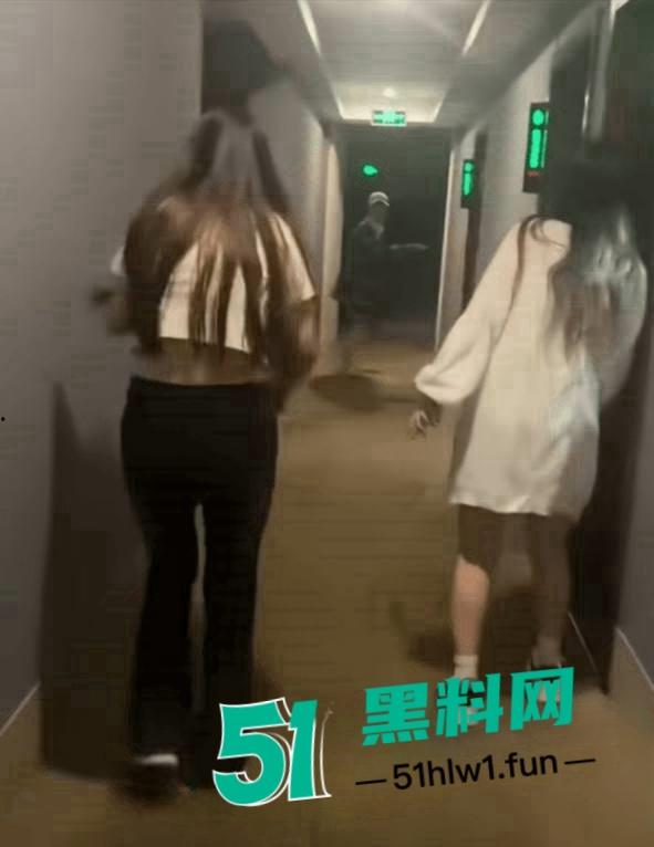 闺蜜一起住酒店惊现隔壁男女在床上打架，一直在叫爸爸求饶屁股打的啪啪响整层楼都震耳欲聋。  第7张