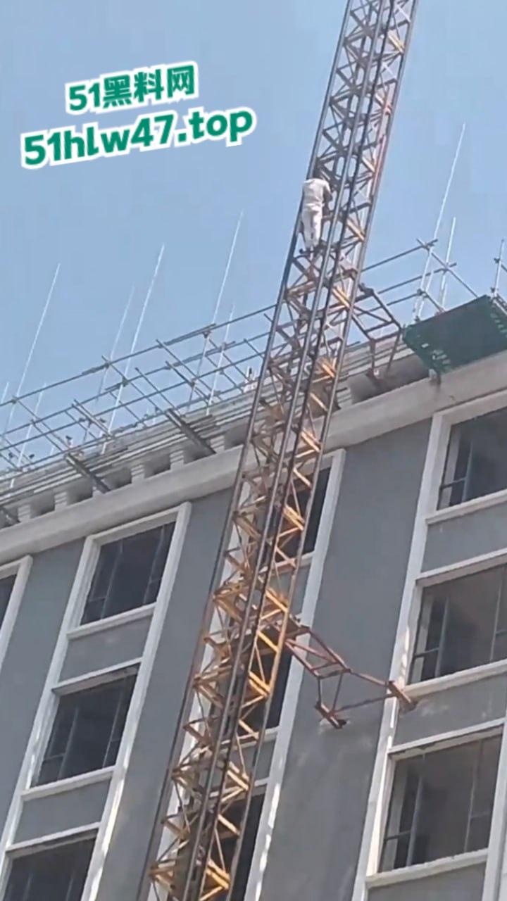 柬埔寨西港跳楼自杀事件,来自中国江西男子【甘院亮】爬到吊车顶部,随后直接跳下身亡。 第1张 柬埔寨西港跳楼自杀事件,来自中国江西男子【甘院亮】爬到吊车顶部,随后直接跳下身亡。 第1张