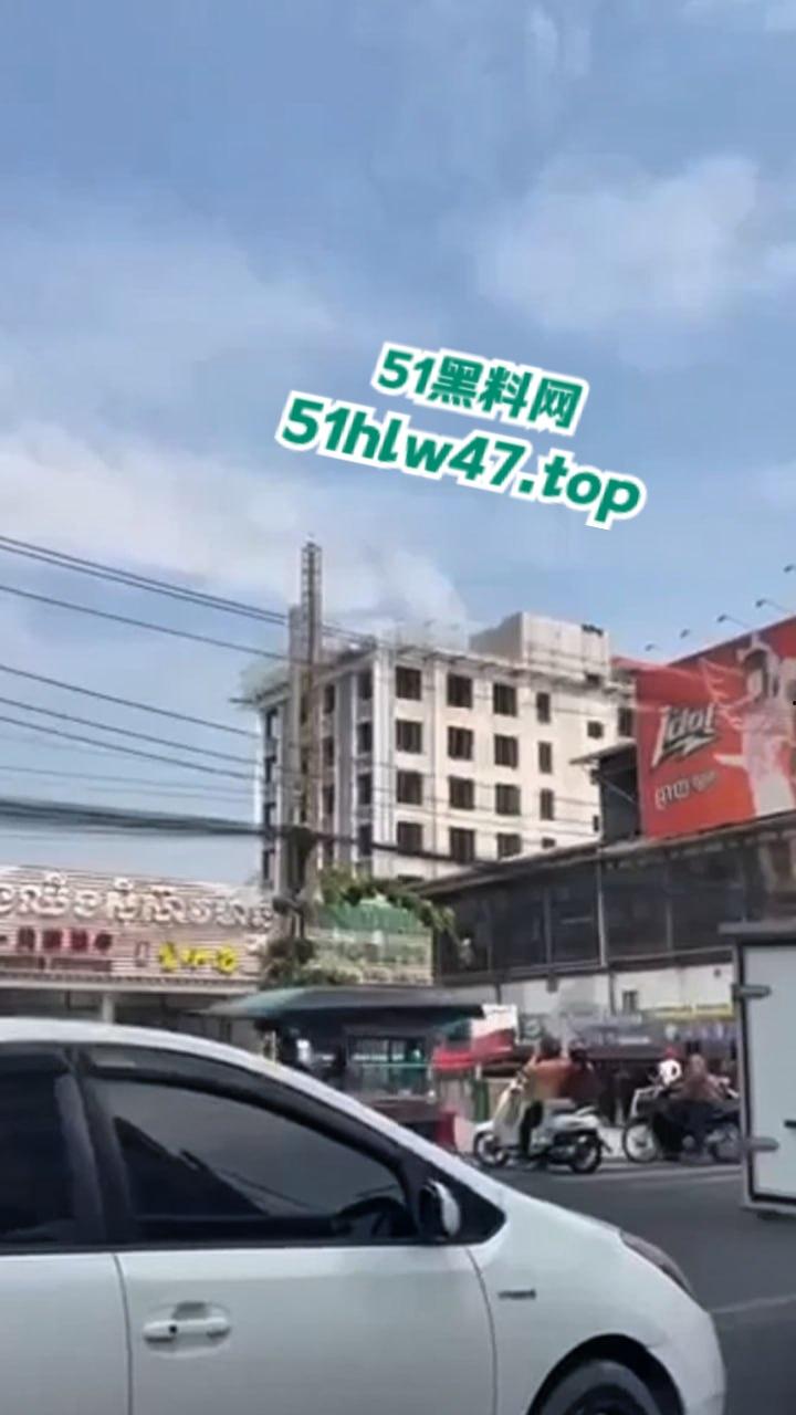 柬埔寨西港跳楼自杀事件,来自中国江西男子【甘院亮】爬到吊车顶部,随后直接跳下身亡。 第2张 柬埔寨西港跳楼自杀事件,来自中国江西男子【甘院亮】爬到吊车顶部,随后直接跳下身亡。 第2张