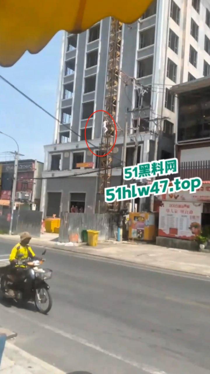柬埔寨西港跳楼自杀事件,来自中国江西男子【甘院亮】爬到吊车顶部,随后直接跳下身亡。 第3张 柬埔寨西港跳楼自杀事件,来自中国江西男子【甘院亮】爬到吊车顶部,随后直接跳下身亡。 第3张