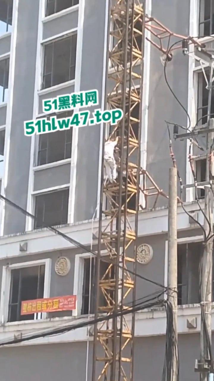 柬埔寨西港跳楼自杀事件,来自中国江西男子【甘院亮】爬到吊车顶部,随后直接跳下身亡。 第5张 柬埔寨西港跳楼自杀事件,来自中国江西男子【甘院亮】爬到吊车顶部,随后直接跳下身亡。 第5张