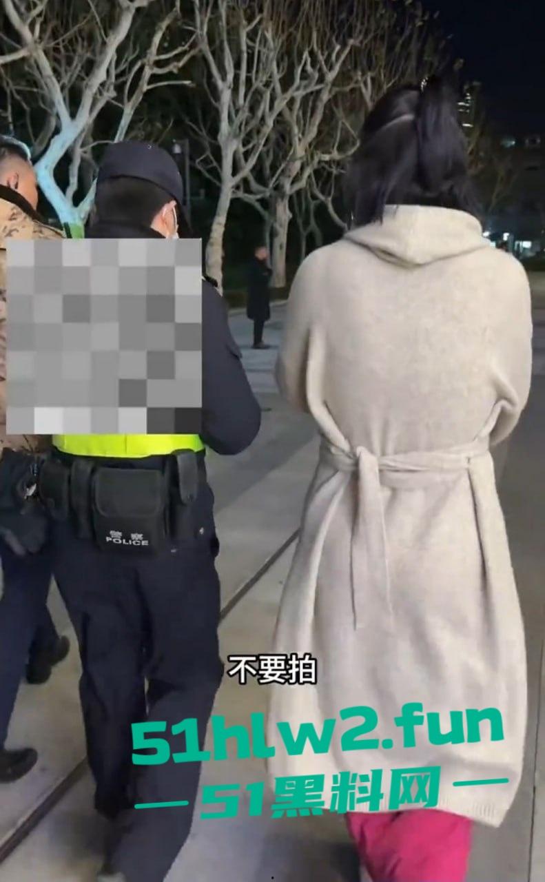 这痴汉是有多饿?虎式坦克酒吧被蹭屁眼?这1米81、160公斤的猛货直接揪痴汉找保安,哥们你是饿疯了吧? 第2张 这痴汉是有多饿?虎式坦克酒吧被蹭屁眼?这1米81、160公斤的猛货直接揪痴汉找保安,哥们你是饿疯了吧? 第2张