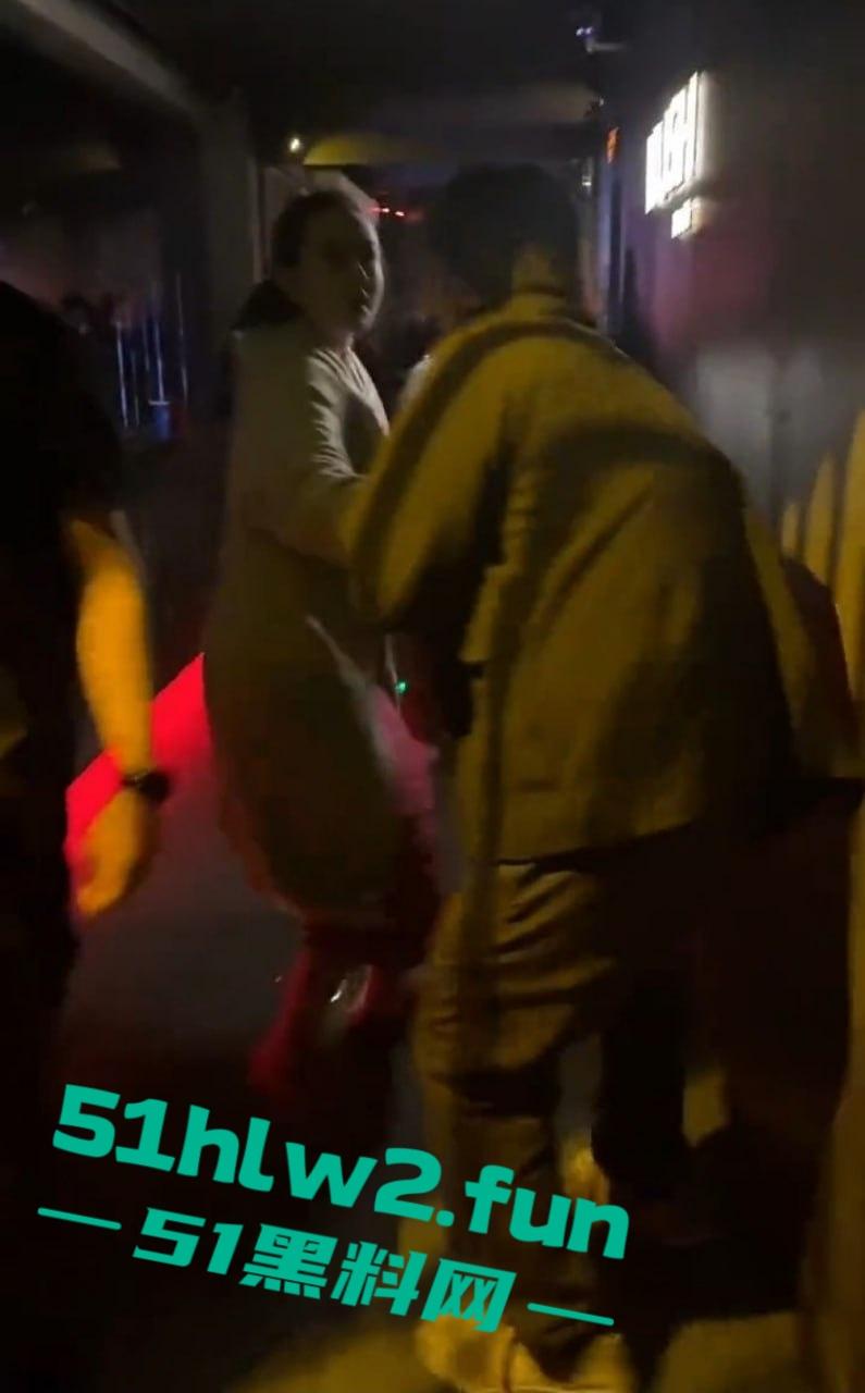 这痴汉是有多饿?虎式坦克酒吧被蹭屁眼?这1米81、160公斤的猛货直接揪痴汉找保安,哥们你是饿疯了吧? 第7张 这痴汉是有多饿?虎式坦克酒吧被蹭屁眼?这1米81、160公斤的猛货直接揪痴汉找保安,哥们你是饿疯了吧? 第7张