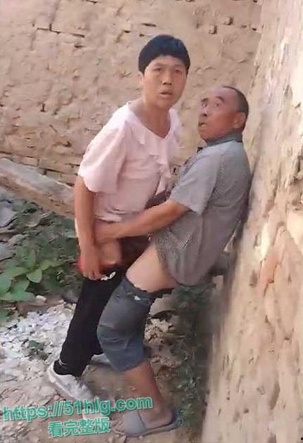 【河南】炸裂抓奸社死现场 亲生儿子废弃房屋抓奸 撞破母亲与陌生老男人户外苟合 震惊到无话可说 第3张 【河南】炸裂抓奸社死现场 亲生儿子废弃房屋抓奸 撞破母亲与陌生老男人户外苟合 震惊到无话可说 第3张