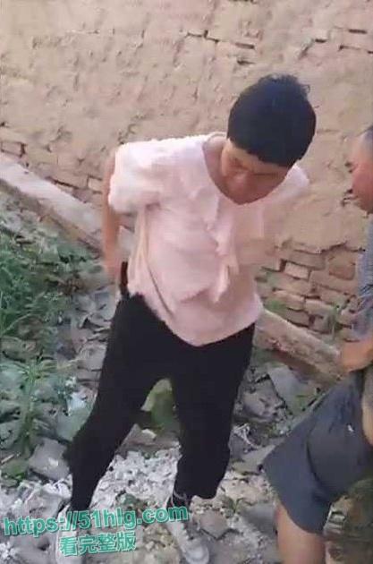 【河南】炸裂抓奸社死现场 亲生儿子废弃房屋抓奸 撞破母亲与陌生老男人户外苟合 震惊到无话可说 第4张 【河南】炸裂抓奸社死现场 亲生儿子废弃房屋抓奸 撞破母亲与陌生老男人户外苟合 震惊到无话可说 第4张