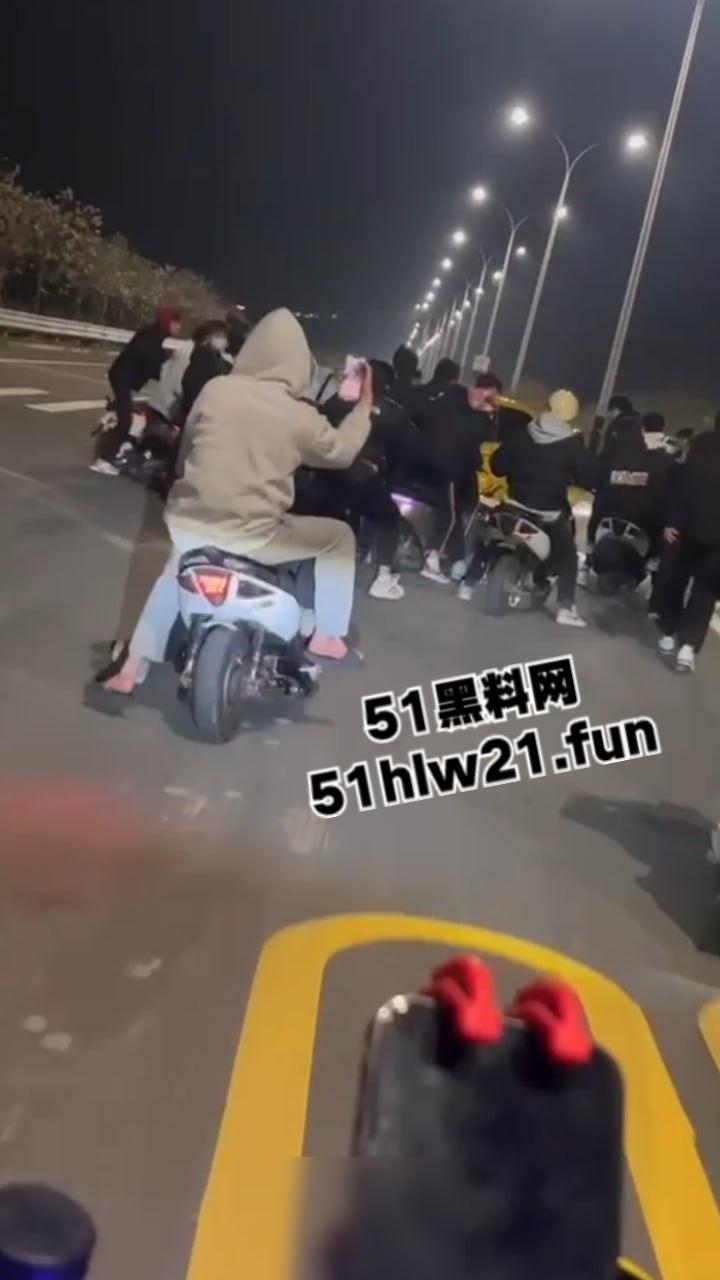 广东江门精神小伙，组织改装摩托车排位赛结果当场撞上轿车，导致司机死亡目前参赛人员正在抓捕中。  第7张