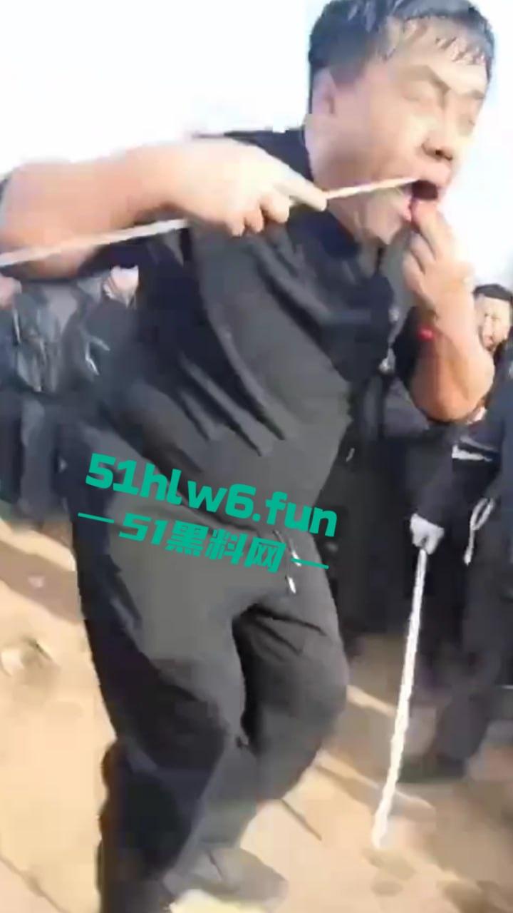 辽宁营口大石桥低俗表演现场实拍，各种钢针穿刺，铁链穿肉拉伸玩的真够变态的啊。  第1张