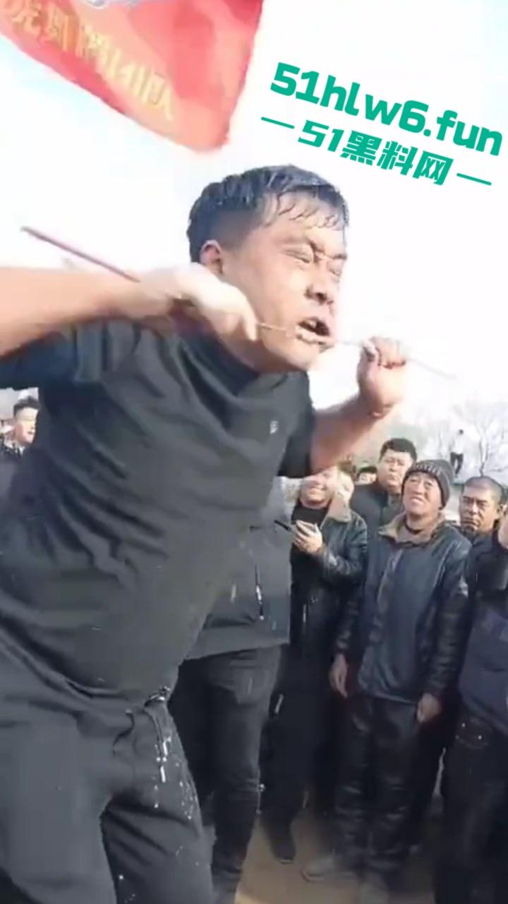 辽宁营口大石桥低俗表演现场实拍，各种钢针穿刺，铁链穿肉拉伸玩的真够变态的啊。  第2张