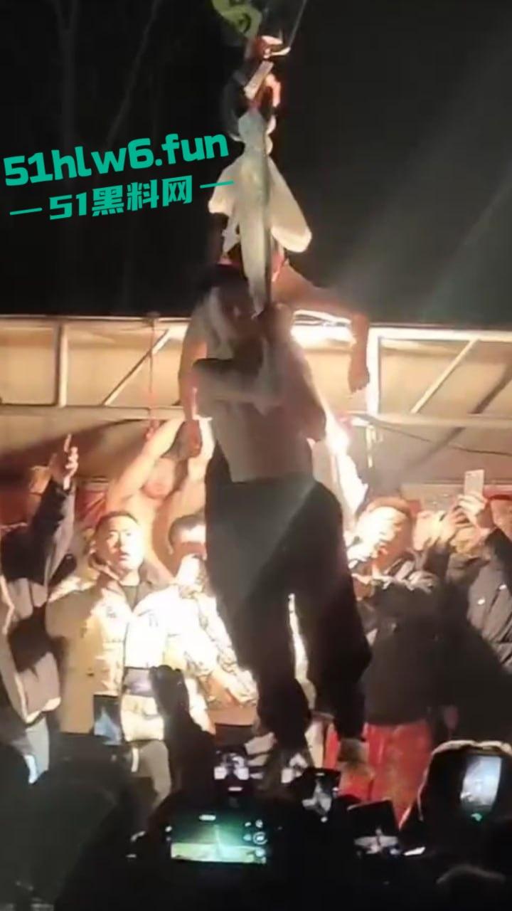 辽宁营口大石桥低俗表演现场实拍，各种钢针穿刺，铁链穿肉拉伸玩的真够变态的啊。  第3张