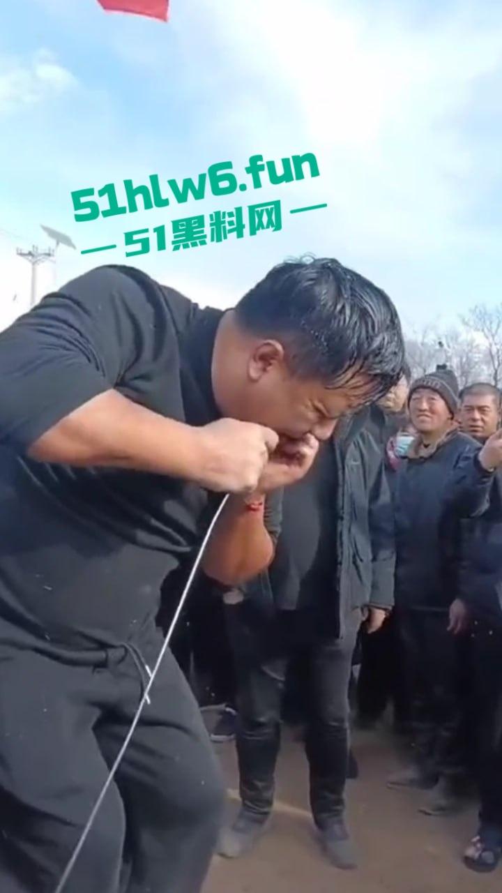 辽宁营口大石桥低俗表演现场实拍，各种钢针穿刺，铁链穿肉拉伸玩的真够变态的啊。  第4张