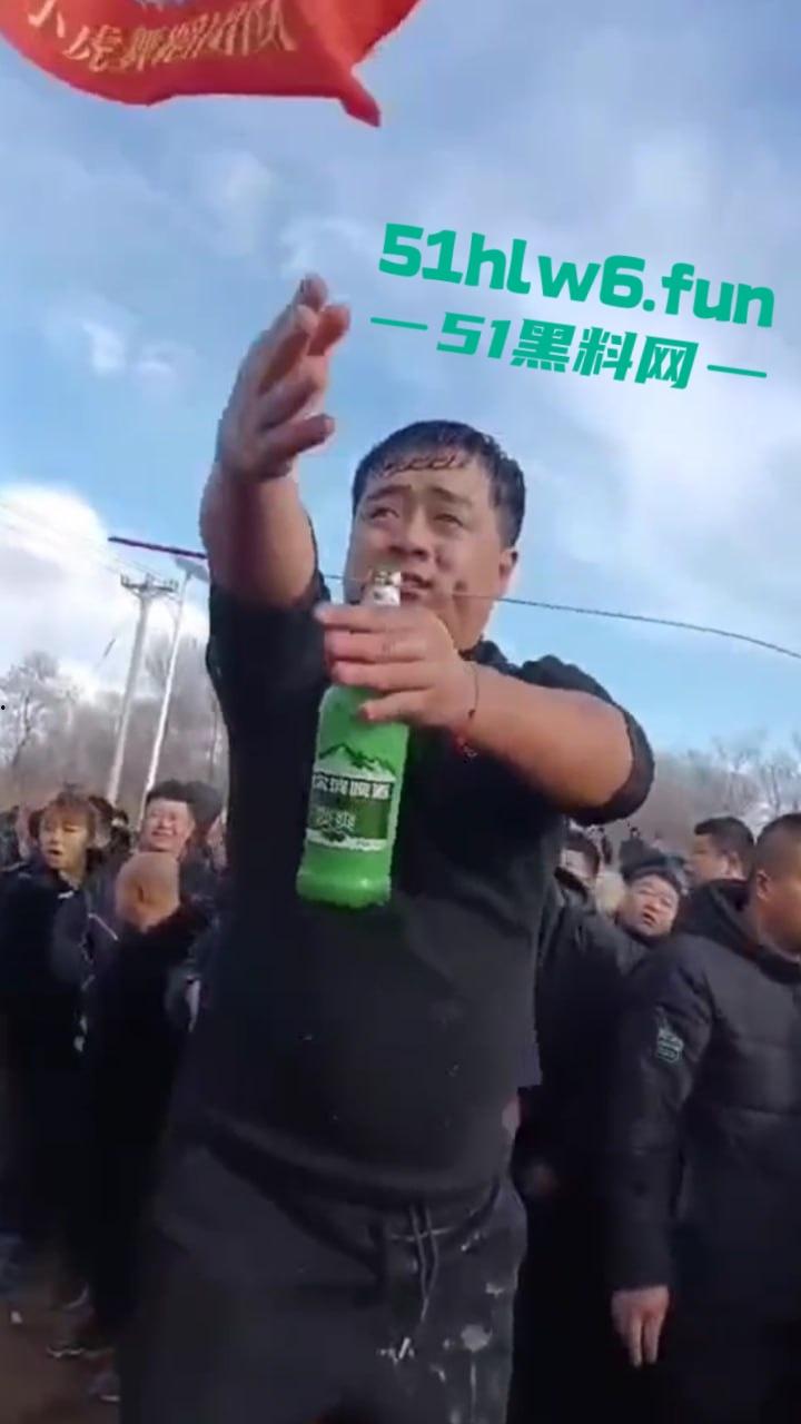 辽宁营口大石桥低俗表演现场实拍，各种钢针穿刺，铁链穿肉拉伸玩的真够变态的啊。  第5张