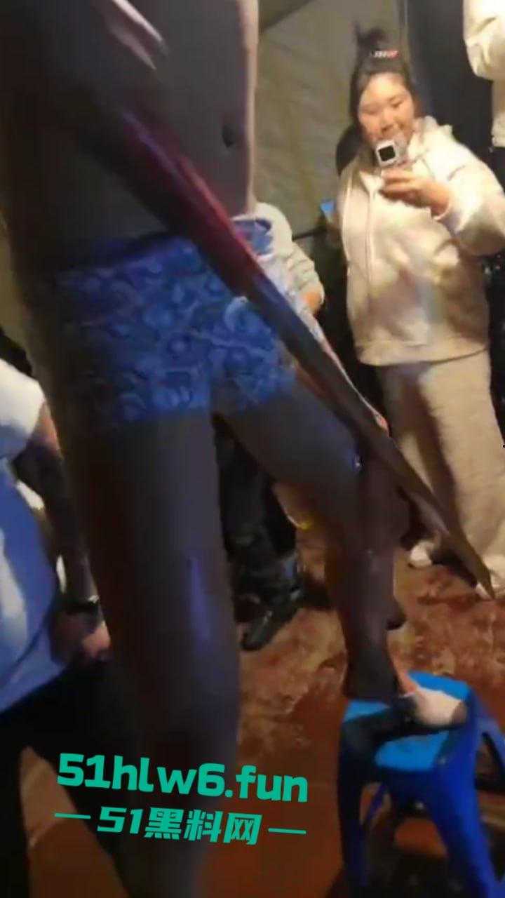 辽宁营口大石桥低俗表演现场实拍，各种钢针穿刺，铁链穿肉拉伸玩的真够变态的啊。  第6张