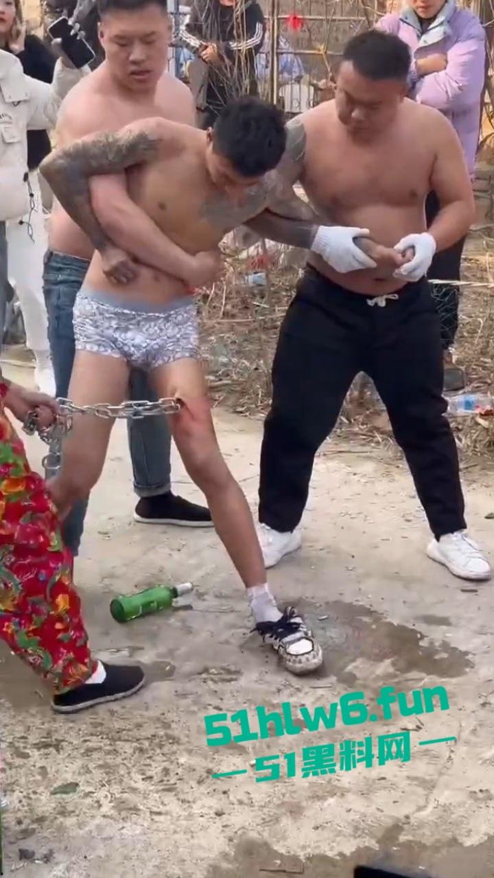 辽宁营口大石桥低俗表演现场实拍，各种钢针穿刺，铁链穿肉拉伸玩的真够变态的啊。  第7张