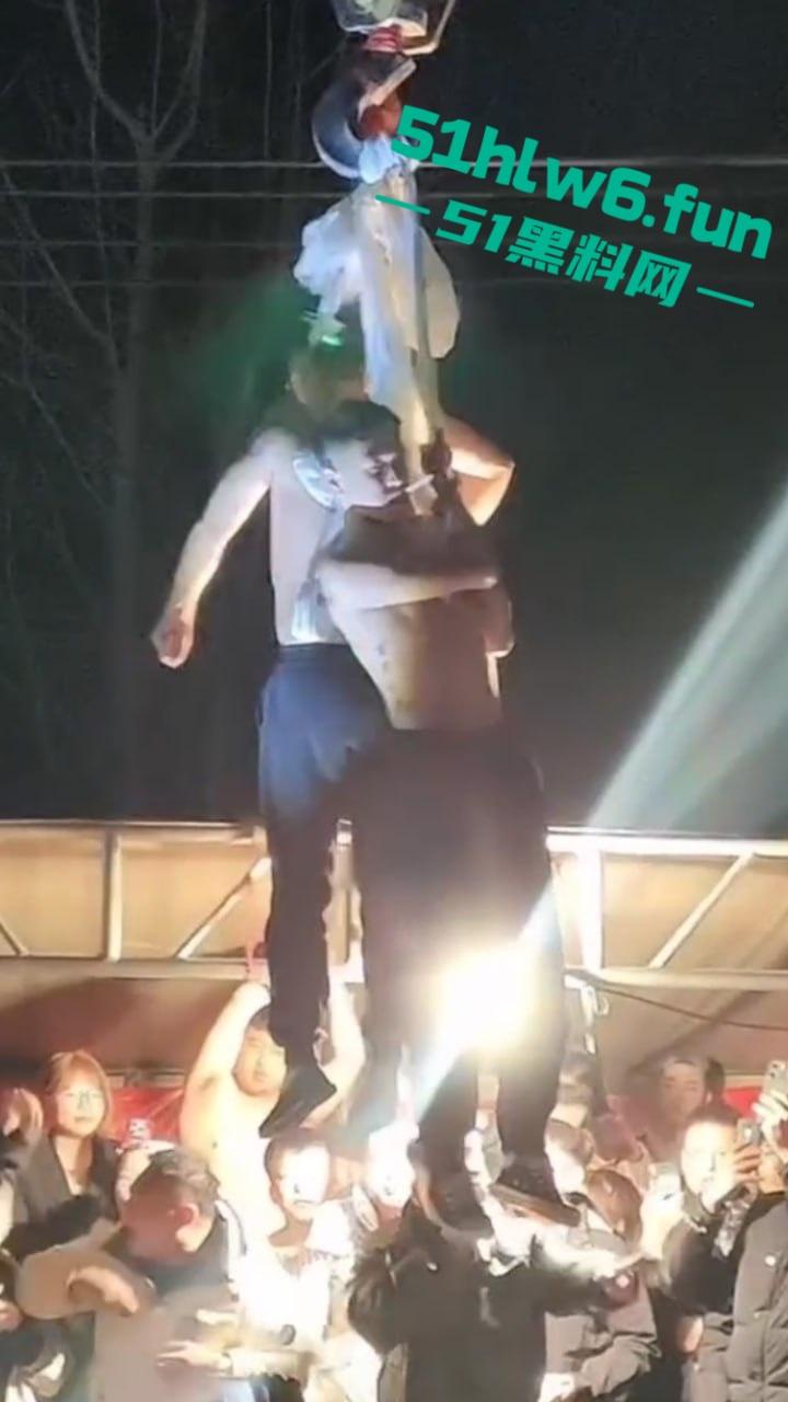 辽宁营口大石桥低俗表演现场实拍，各种钢针穿刺，铁链穿肉拉伸玩的真够变态的啊。  第8张