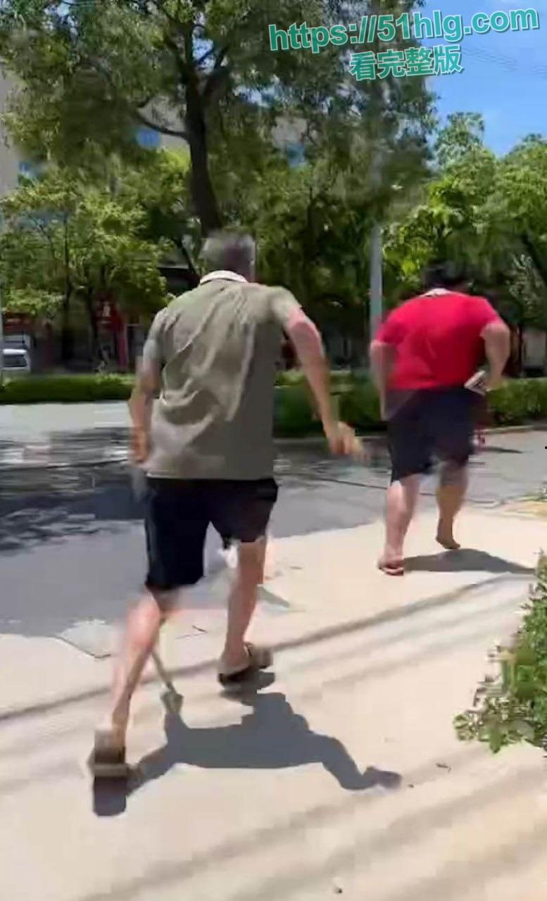 七旬老太路边险遭肥宅男强奸 行凶时被路人发现当场制服 变态行径引发公愤 现场视频独家曝光 第2张 七旬老太路边险遭肥宅男强奸 行凶时被路人发现当场制服 变态行径引发公愤 现场视频独家曝光 第2张