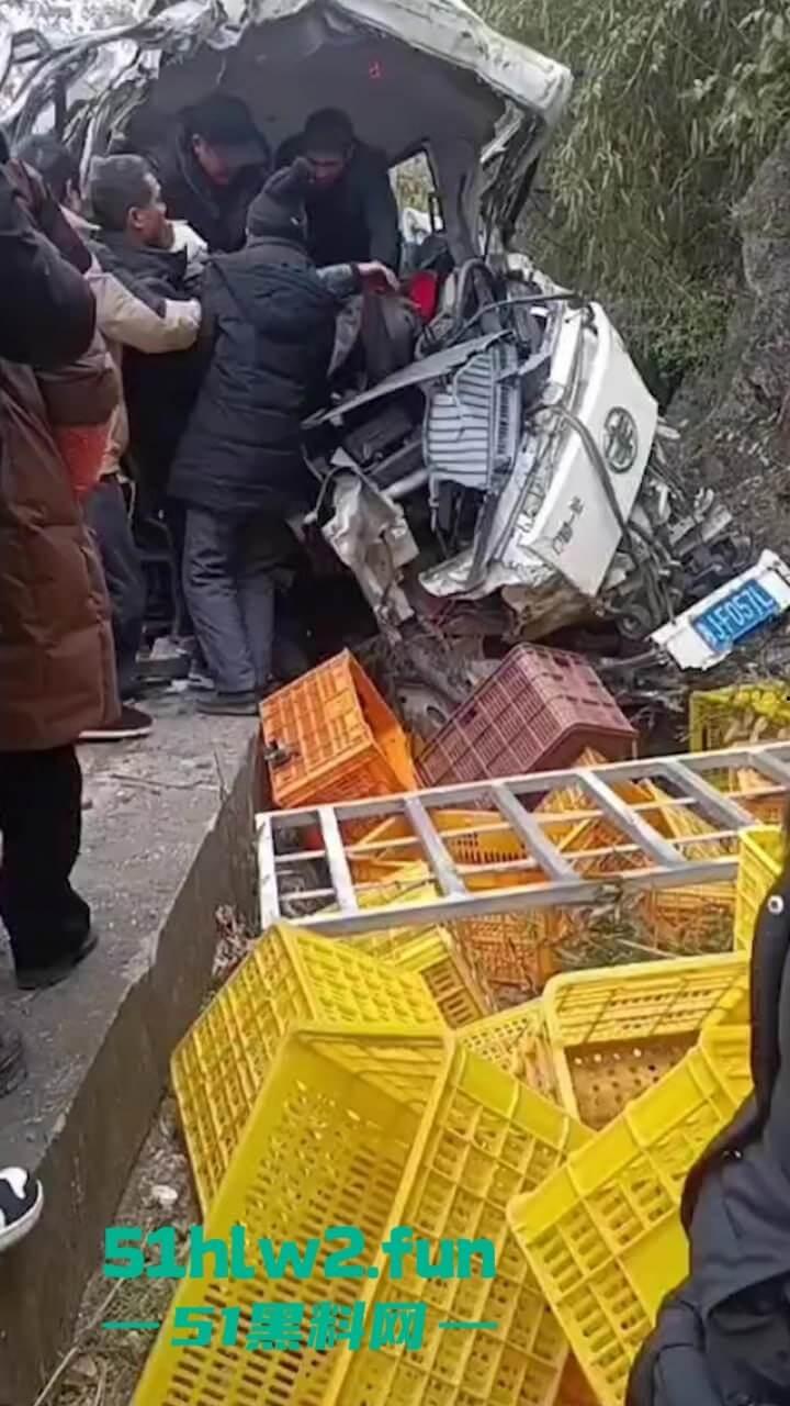 开车打盹儿险送命!湖南石门皂市水库一货车突然失控撞上山体,车头报废人差点归西 。 第1张 开车打盹儿险送命!湖南石门皂市水库一货车突然失控撞上山体,车头报废人差点归西 。 第1张
