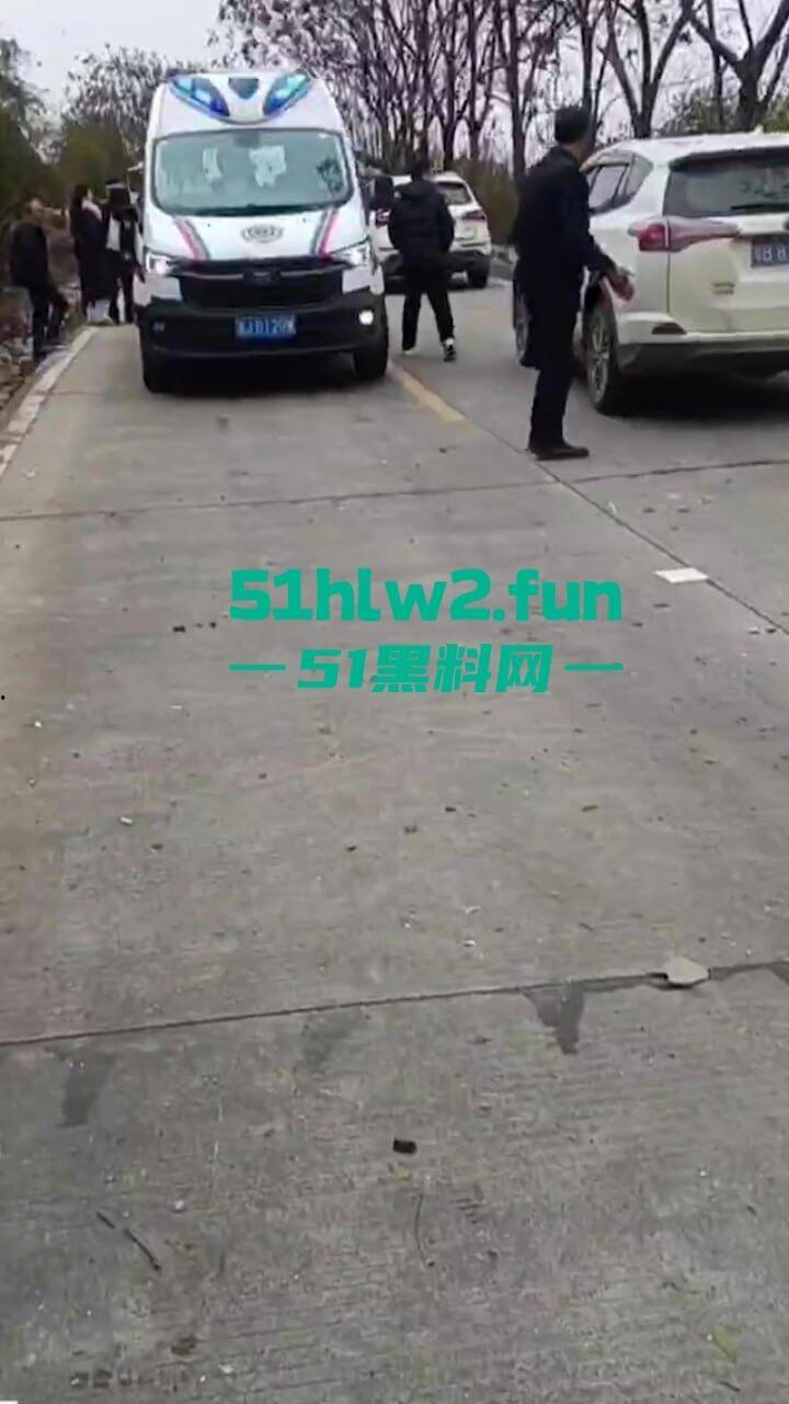 开车打盹儿险送命!湖南石门皂市水库一货车突然失控撞上山体,车头报废人差点归西 。 第2张 开车打盹儿险送命!湖南石门皂市水库一货车突然失控撞上山体,车头报废人差点归西 。 第2张