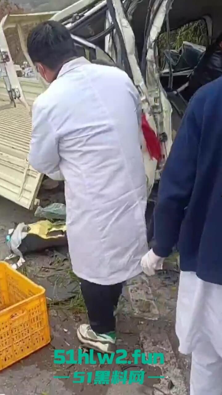 开车打盹儿险送命!湖南石门皂市水库一货车突然失控撞上山体,车头报废人差点归西 。 第4张 开车打盹儿险送命!湖南石门皂市水库一货车突然失控撞上山体,车头报废人差点归西 。 第4张
